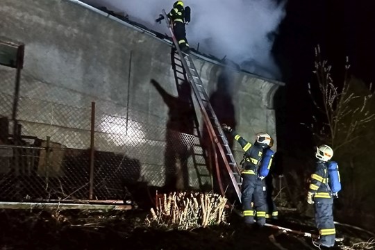 Náročný zásah hasičů u požáru hospodářské budovy: během hašení propadl strop a hrozilo zřícení