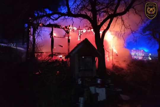 Ve Vápenicích hořely tři chaty. Jedna je kompletně zničená