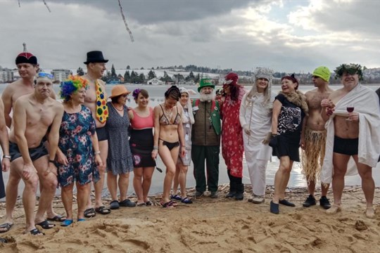 Karneval otužilců se dnes konal na pláži Ostende na Velkém boleveckém rybníce