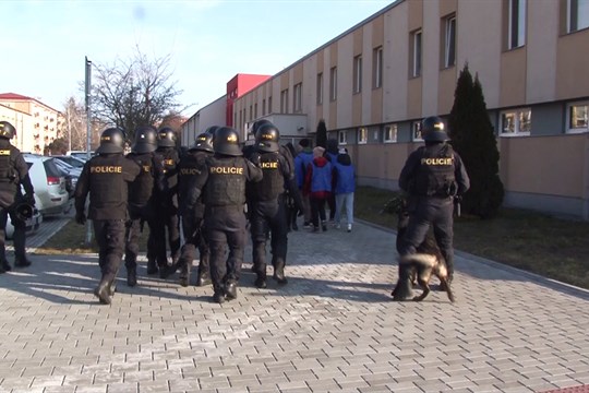 Taktické cvičení PČR proti diváckému násilí