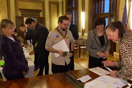 Zástupci spolků a organizací si oficiálně převzali dotace