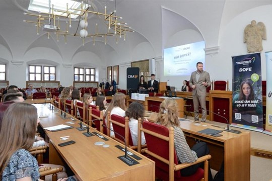 Sedm žáků a studentů si v Plzni převzalo prestižní ocenění DofE