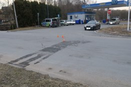 Opilý chodec přecházel v Břidličné mimo přechod a srazilo ho auto. Policie hledá svědky