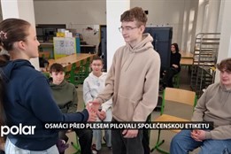 Osmáci z Frýdlantu nad Ostravicí před plesem pilovali společenskou etiketu