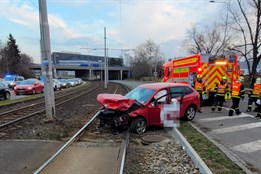 Řidič Boltu vjel do křižovatky na červenou. Vezl ženu i děti a nikdo nebyl připoutaný