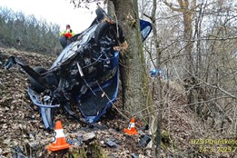 Mladý řidič se podruhé narodil. Zdemoloval auto, vyvázl ale jen s lehkým zraněním