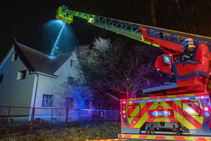 Rodinný dům ve Vítkovicích zasáhl blesk, požár zdolali hasiči