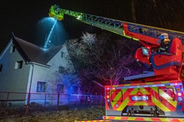 Rodinný dům ve Vítkovicích zasáhl blesk, požár zdolali hasiči