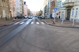 Neviděli jste dopravní nehodu v Karlových Varech? Policisté pátrají po svědcích