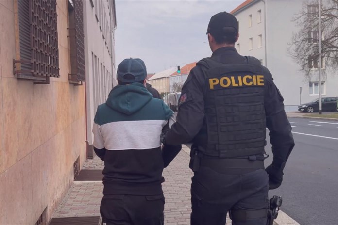 Cizinec ignoroval vyhoštění, policie ho zadržela v Sokolově