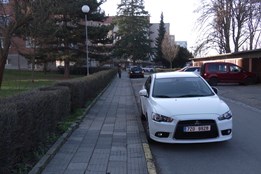 Úzké uličky Padělků nebo Zálešné trpí velkým počtem zaparkovaných vozidel