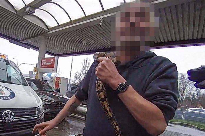 Opilý muž s hadem na krku děsil a obtěžoval lidi na čerpací stanici