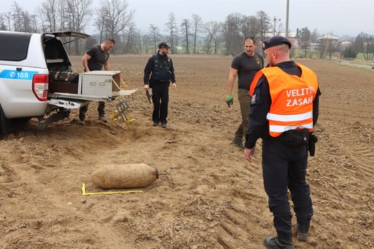 Pyrotechnik zneškodnil vyoranou sovětskou leteckou pumu z II. světové války