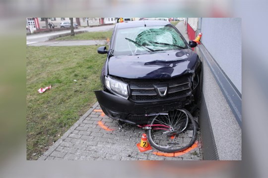 Usnul za volantem a srazil cyklistu. Vrtulníkem jej převáželi do nemocnice
