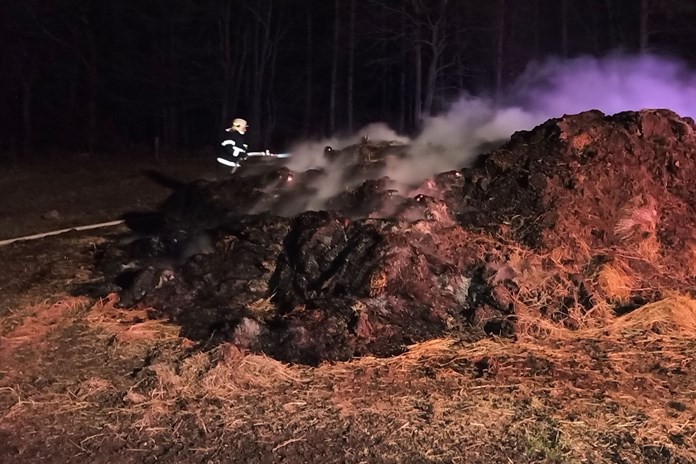Hasiči likvidovali požár slámy ve Štítné nad Vláří. Hrozilo šíření do lesa