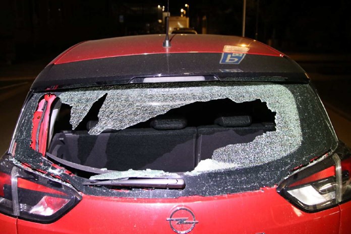 Opilá žena záměrně poškodila zaparkované auto v Uherském Ostrohu. Hrozí jí vězení