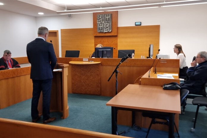 Stavbyvedoucí odmítá vinu za navrtání potrubí s únikem 47 kubíků plynu za necelý milion korun
