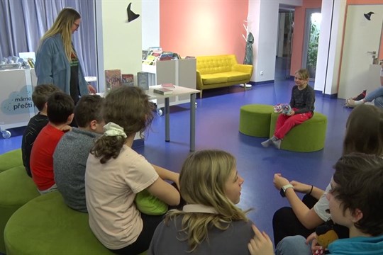 Ve veselské knihovně už po devatenácté nocovali malí čtenáři