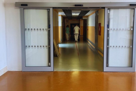Hluk a prach ze stavby. Pacientům i zaměstnancům se brzy uleví, slibuje Fakultní nemocnice