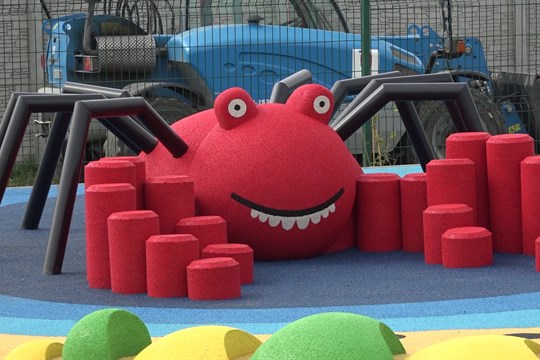 Dětskému hřišti v Ostrožské Nové Vsi vévodí červený krab