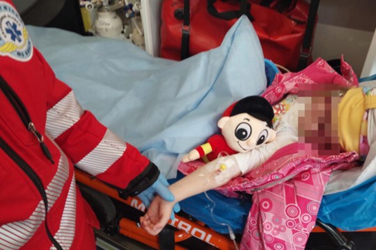 Pětiletá Linduška kolabovala otci v autě. Policisté pomohli s doprovodem do nemocnice