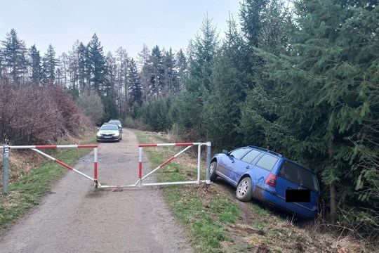 Po honičce s policií v Malenovicích havaroval řidič do příkopu. Zkoušku na drogy odmítl