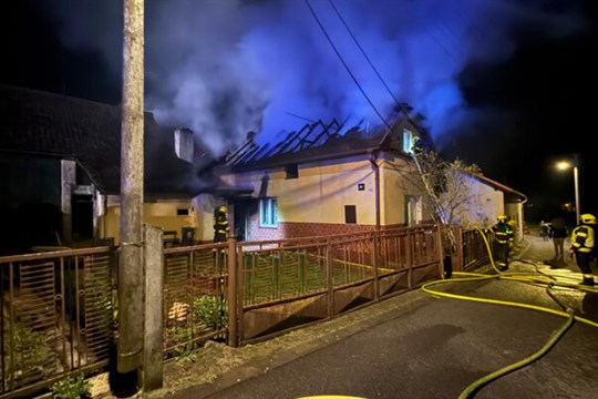 Tragický požár domu v Hlučíně. Uvnitř našli mrtvého muže, jeden hasič se zranil