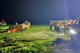 Mladík (17) pod vlivem otočil auto na střechu. 4 zranění, chlapec (13) v ohrožení života