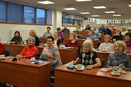 Senioři se učí chránit sebe i okolí. Strážníci spustili další ročník SeniorOVA akaremie