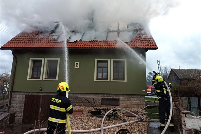 V obci Vysoké Pole hořel rodinný dům. Ženě s dítětem pomohl ven soused