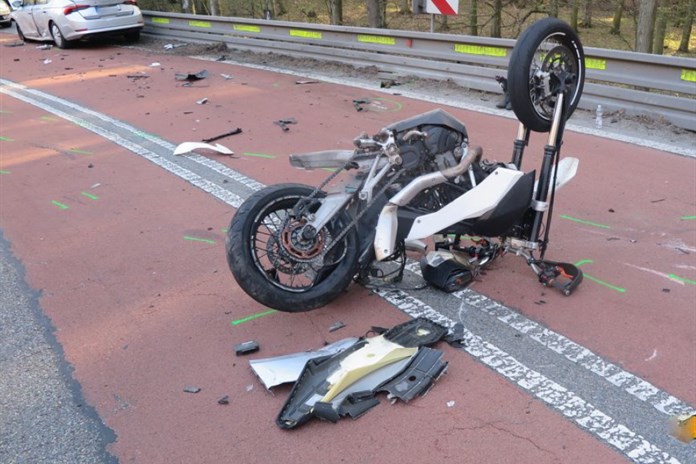 Vážná nehoda u Buchlovic: Srážka motorkáře s osobním autem si vyžádala čtyři zraněné