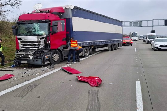 Velitelé olomouckých hasičů mířili na školení, cestou zasahovali u vážné nehody