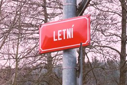 Letní ulice v Jablonci je uzavřená