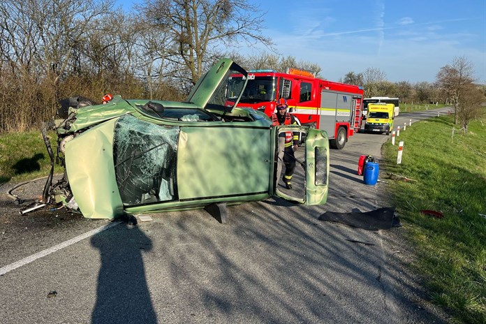 Na Pinduli vyletělo auto ze silnice a narazilo do stromu. Dva muži skončili v nemocnici