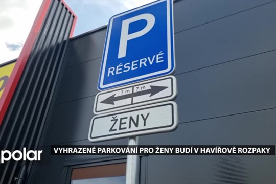 Vyhrazené parkování s označením "ŽENY" před obchodním centrem baví řidiče i kolemjdoucí