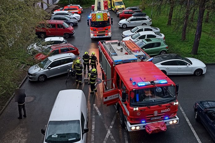 Při požáru bytu v Uherském Hradišti se muž nadýchal kouře. Skončil v nemocnici