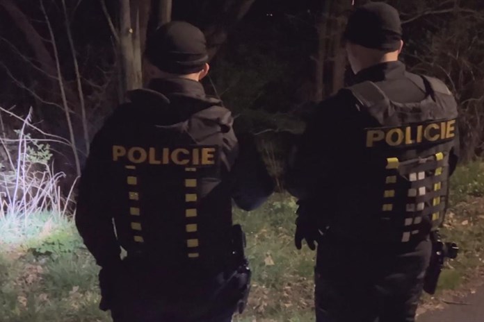 AKTUALIZOVÁNO: Muž z Karlovarska uškrtil ženu a následně se pokusil o sebevraždu: Zadržela ho policie