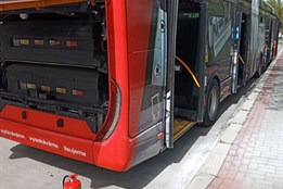 Palec nahoru pro řidičku trolejbusu! Během chvíle sama uhasila požár v zadní části vozidla