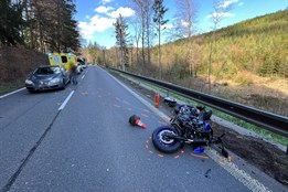 Po srážce s osobním vozidlem u Zádveřic utrpěl motorkář vážná zranění