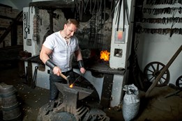 Malé muzeum kovářství v Holešově opět ožívá. Do historické dílny se vrací kovář