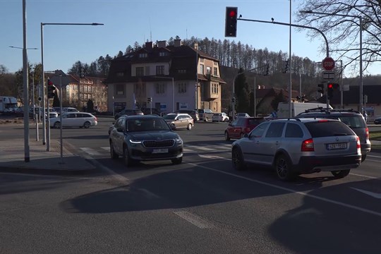 Zúžení vozovky a složitá křižovatka v Rožnově způsobují nehody