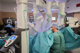 Zlínští gynekologové mají za sebou 100 robotických operací