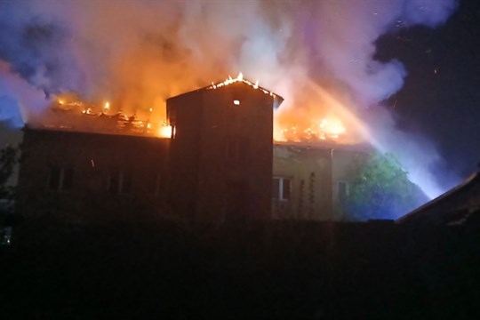 V bohumínské Skřečoni bojovali hasiči s požárem střecha bytovky