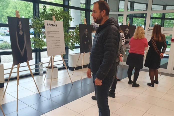 Pečovat je síla. Výstava černobílých fotografií je do půlky června k vidění v Plzni