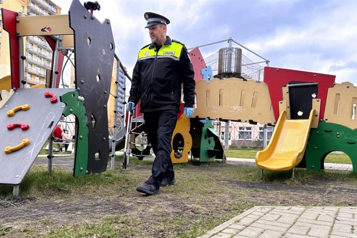 Městská policie Chodov se zapojila do akce Jehla: Pomáhá jim nový detektor kovů