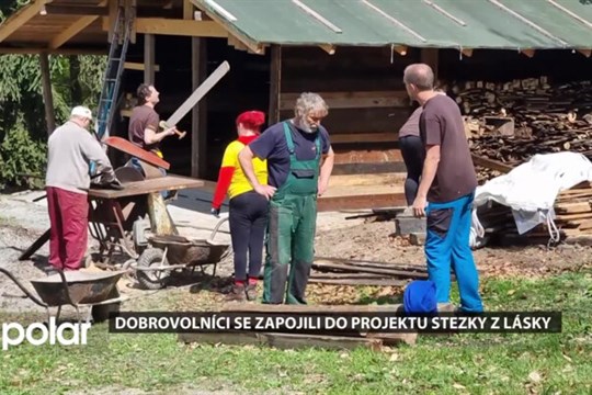Dobrovolníci se zapojili do projektu Stezky z lásky a zvelebili okolí chaty Prašivá