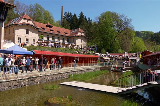 Stovky lidí ochutnávaly ve Slunečních lázních regionální víno i dobroty