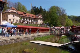 Stovky lidí ochutnávaly ve Slunečních lázních regionální víno i dobroty