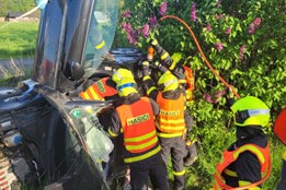Zběsilý řidič ohrozil několik lidí. Ve vysoké rychlosti pak havaroval v Klimkovicích