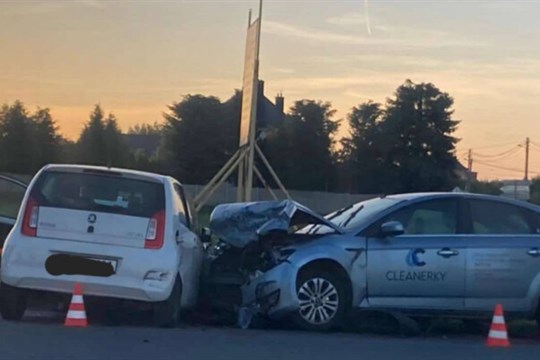 Čtyři zranění včetně dítěte po srážce dvou aut na Opavsku. Zasahoval i vrtulník